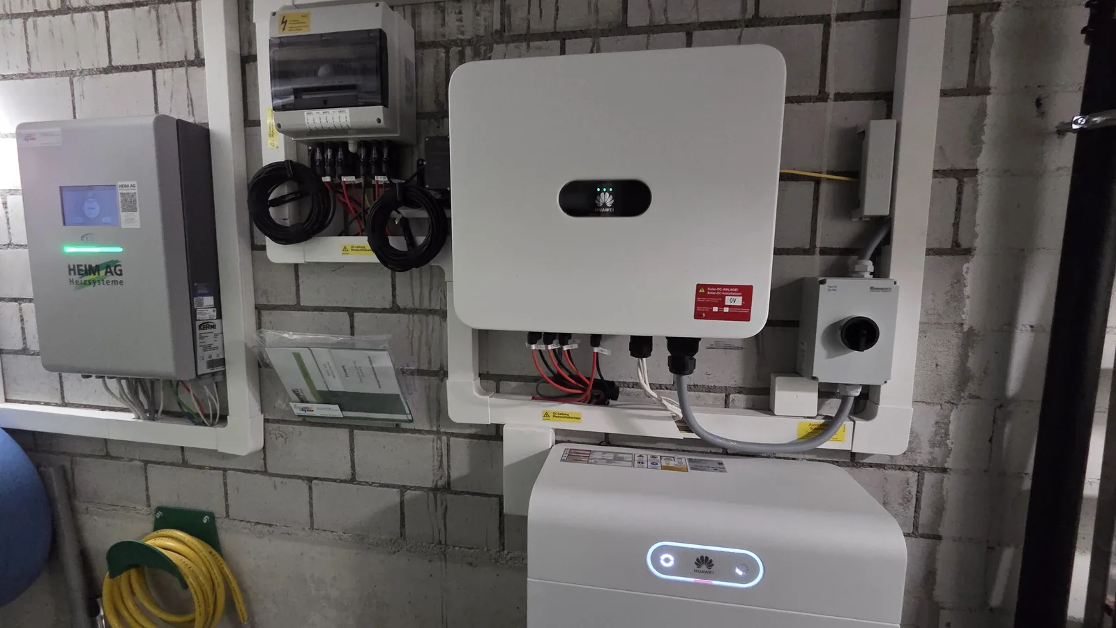Technikraum desselben Hauses mit Huawei-Wechselrichter und Batteriespeicher an der Kellerwand