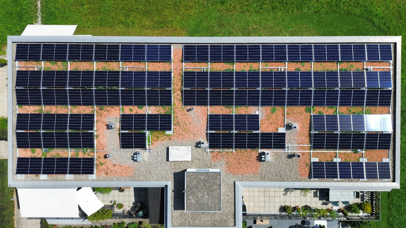 Mehrfamilienhaus in Gossau ZH aus der Luft, Solarmodule auf dem begrünten Flachdach